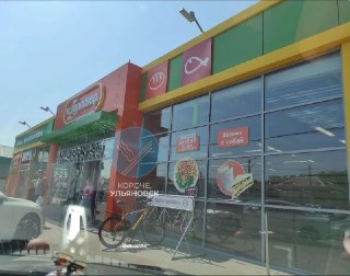 Шокирующий инцидент: Сотрудник магазина нарушает санитарные нормы