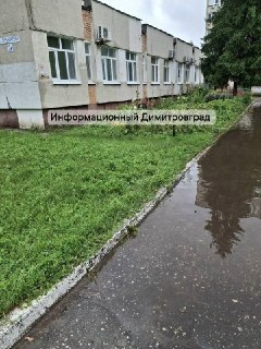 Затопленная дорога к стоматологической клинике вызывает неудобства у жителей